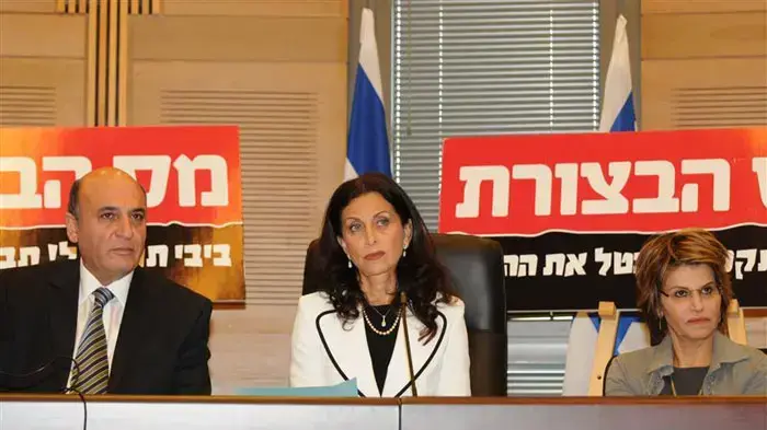 מימין דליה איציק רונית תירוש ושאול מופז בישיבת סיעת קדימה נובמבר 2009 מימין דליה איציק רונית תירוש ושאול מופז בישיבת סיעת קדימה נובמבר 2009