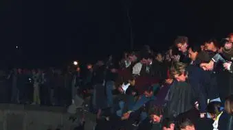תושבי מזרחי ברלין מטפסים מעל החומה לאחר האיחוד 10.11.1898 תושבי מזרחי ברלין מטפסים מעל החומה לאחר האיחוד 10.11.1898