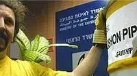 פעיל גרינפיס בהפגנה נגד צינור עוקף קישון פעיל גרינפיס בהפגנה נגד צינור עוקף קישון