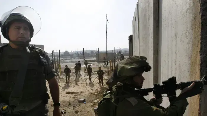 הפלסטינים מוחים נגד גדר ההפרדה הפלסטינים מוחים נגד גדר ההפרדה