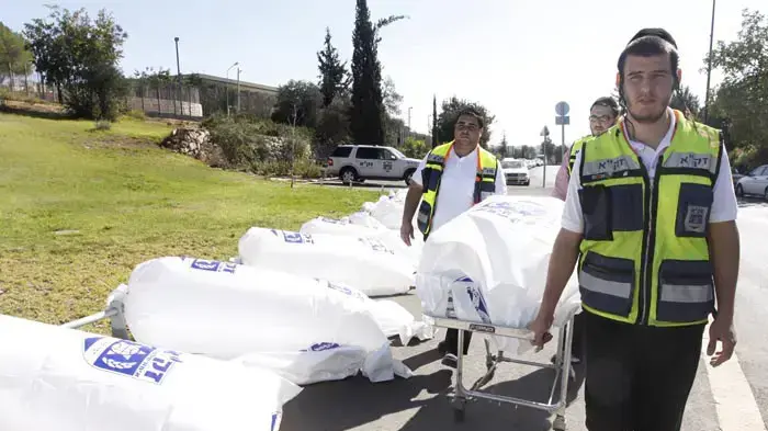 מיצג של זק"א לרגל יום הבטיחות בדרכים - הצבת מאות שקיות גופה להמחשת תוצאות תאונות הדרכים בכניסה לכנסת נובמבר 2009 מיצג של זק"א לרגל יום הבטיחות בדרכים - הצבת מאות שקיות גופה להמחשת תוצאות תאונות הדרכים בכניסה לכנסת נובמבר 2009