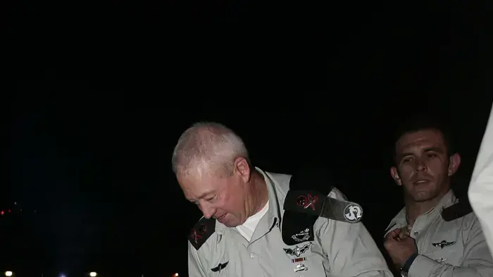 למטה גבי אשכנזי ורעייתו למעלה יואב גלנט בערב מלגות לחיילים נובמבר 2009 למטה גבי אשכנזי ורעייתו למעלה יואב גלנט בערב מלגות לחיילים נובמבר 2009