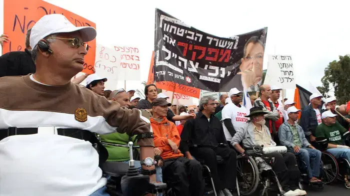 נכי צה"ל הפגינו מול בית שר הביטחון נכי צה"ל הפגינו מול בית שר הביטחון