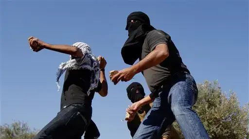 הפגנה של פלסטינים מול גדר ההפרדה בניעלין הפגנה של פלסטינים מול גדר ההפרדה בניעלין