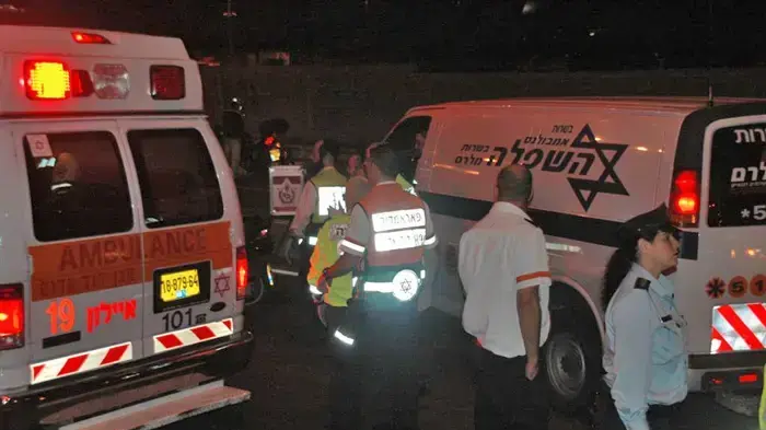 תאונת דרכים קטלנית הולך רגל נהרג מפגיעת אמבולנס בכביש 44 סמוך לצומת אזור נובמבר 2009 תאונת דרכים קטלנית הולך רגל נהרג מפגיעת אמבולנס בכביש 44 סמוך לצומת אזור נובמבר 2009