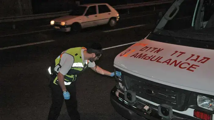 תאונת דרכים קטלנית הולך רגל נהרג מפגיעת אמבולנס בכביש 44 סמוך לצומת אזור נובמבר 2009 תאונת דרכים קטלנית הולך רגל נהרג מפגיעת אמבולנס בכביש 44 סמוך לצומת אזור נובמבר 2009