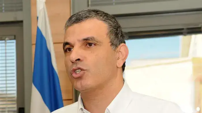 דני דנון מגיש את החתימות של חברי המרכז הדורשים לכנס את מרכז הליכוד נוכח הקפאת הבנייה לשר משה כחלון יו"ר מכרז הליכוד נובמבר 2009 דני דנון מגיש את החתימות של חברי המרכז הדורשים לכנס את מרכז הליכוד נוכח הקפאת הבנייה לשר משה כחלון יו"ר מכרז הליכוד נובמבר 2009