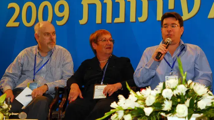 מימין אופיר אקוניס אסתר לבנון יוני בן מנחם בכנס אילת לעיתונות נובמבר 2009 מימין אופיר אקוניס אסתר לבנון יוני בן מנחם בכנס אילת לעיתונות נובמבר 2009