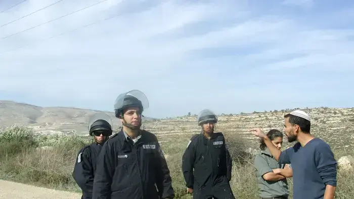 מתנחלים בזמן חלוקת הצווים מתנחלים בזמן חלוקת הצווים