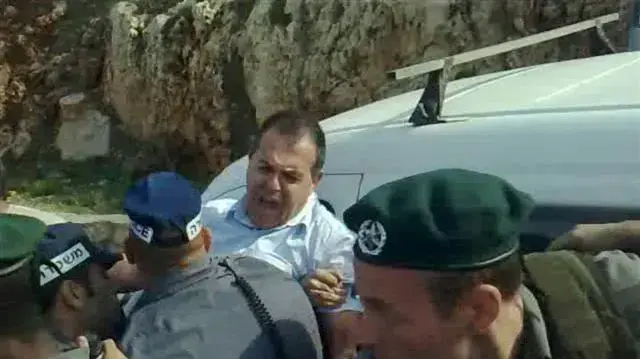 אבי נעים ראש מועצת בית אריה-עופרים בעת האימות עם השוטרים אבי נעים ראש מועצת בית אריה-עופרים בעת האימות עם השוטרים