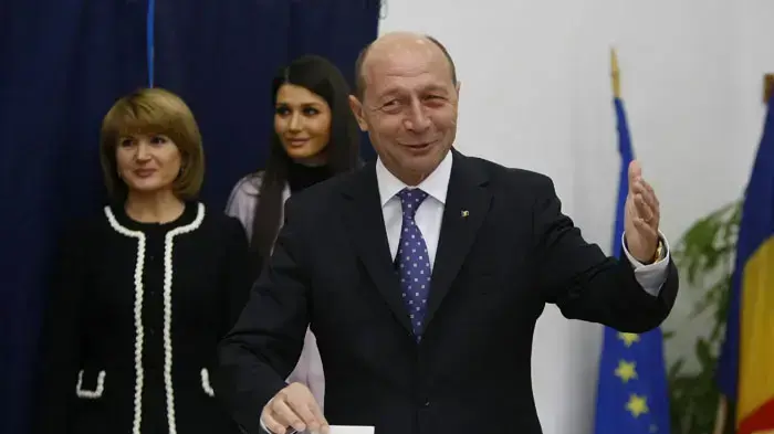 נשיא רומניה טריאן בססקו מצביע בבחירות נשיא רומניה טריאן בססקו מצביע בבחירות