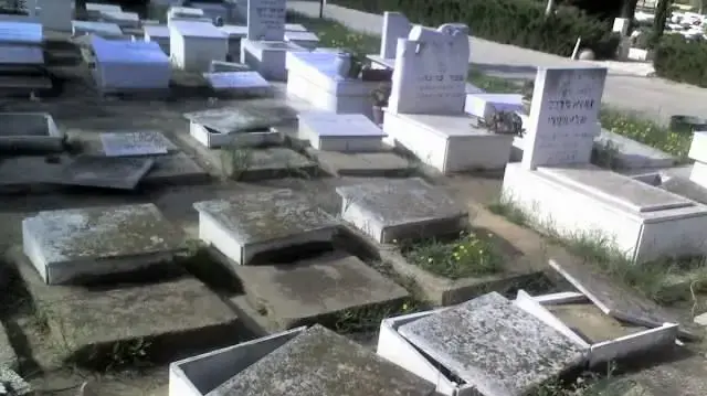 וונדליזם בבית העלמין באשדוד וונדליזם בבית העלמין באשדוד