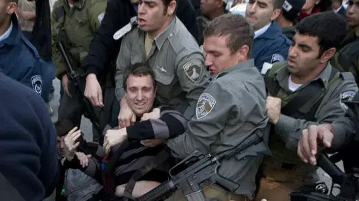 עימותים בין פעילי שמאל ושוטרים בשייח' ג'ראח עימותים בין פעילי שמאל ושוטרים בשייח' ג'ראח