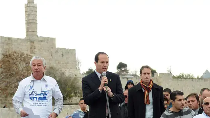 ניר ברקת, ראש עיריית ירושלים הפרחת יונים לגלעד שליט בחומות העיר העתיקה ניר ברקת, ראש עיריית ירושלים הפרחת יונים לגלעד שליט בחומות העיר העתיקה
