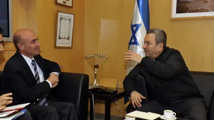 שר הביטחון, אהוד ברק, עם שגריר טורקיה בישראל, אחמט אוגוז צ'ליקול, היום במשרד הביטחון בת"א שר הביטחון, אהוד ברק, עם שגריר טורקיה בישראל, אחמט אוגוז צ'ליקול, היום במשרד הביטחון בת"א