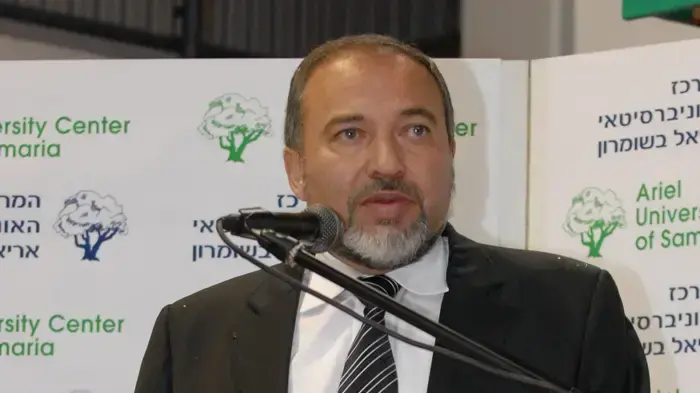 שר החוץ אביגדור ליברמן נואם בדקות אלו בכנס אריאל למשפט ותקשורת: " אין יותר הטבות ולא ניתן יותר שום מחווה או רבע מחווה לפלסטינים. מספיק עם ההצגות והמתווכים שר החוץ אביגדור ליברמן נואם בדקות אלו בכנס אריאל למשפט ותקשורת: " אין יותר הטבות ולא ניתן יותר שום מחווה או רבע מחווה לפלסטינים. מספיק עם ההצגות והמתווכים