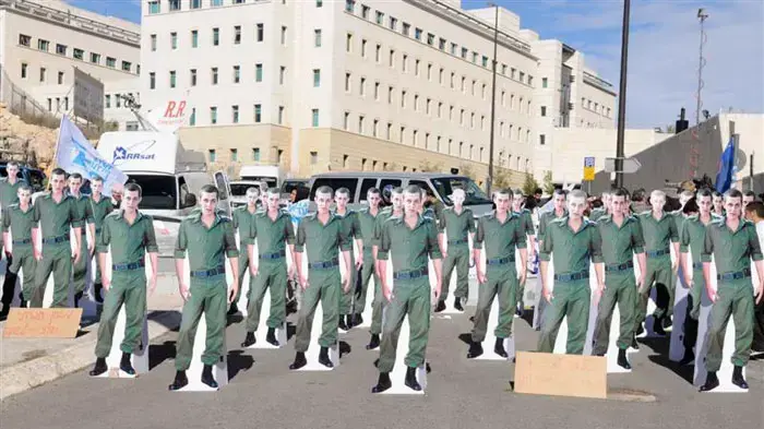 דמויות קרטון בהדמיית גלעד שליט שהוצבו היום, 21 בדצמבר 2009 , מחוץ למשרד ראש הממשלה בזמן ששבעיית השרים מתכנסת בעניינו דמויות קרטון בהדמיית גלעד שליט שהוצבו היום, 21 בדצמבר 2009 , מחוץ למשרד ראש הממשלה בזמן ששבעיית השרים מתכנסת בעניינו