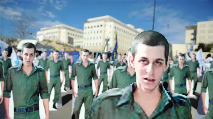 דמויות קרטון בהדמיית גלעד שליט שהוצבו היום, 21 בדצמבר 2009 , מחוץ למשרד ראש הממשלה בזמן ששבעיית השרים מתכנסת בעניינו דמויות קרטון בהדמיית גלעד שליט שהוצבו היום, 21 בדצמבר 2009 , מחוץ למשרד ראש הממשלה בזמן ששבעיית השרים מתכנסת בעניינו