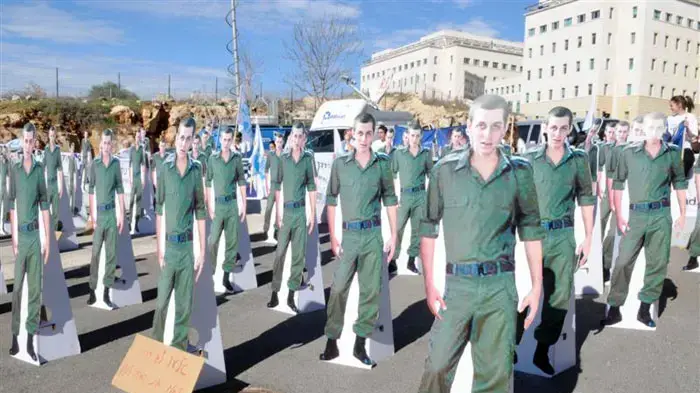 דמויות קרטון בהדמיית גלעד שליט שהוצבו היום, 21 בדצמבר 2009 , מחוץ למשרד ראש הממשלה בזמן ששבעיית השרים מתכנסת בעניינו דמויות קרטון בהדמיית גלעד שליט שהוצבו היום, 21 בדצמבר 2009 , מחוץ למשרד ראש הממשלה בזמן ששבעיית השרים מתכנסת בעניינו