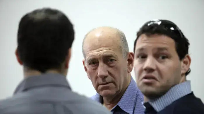 אהוד אולמרט, ראש הממשלה לשעבר הופיע בבית משפט מחוזי ביחד עם העוזרת האישית שולה זקן 21.12.09 אהוד אולמרט, ראש הממשלה לשעבר הופיע בבית משפט מחוזי ביחד עם העוזרת האישית שולה זקן 21.12.09