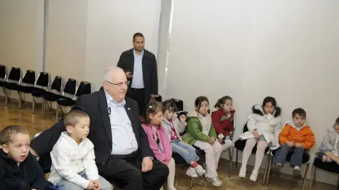 רובי ריבלין מסייר עם ילדים בכנסת רובי ריבלין מסייר עם ילדים בכנסת