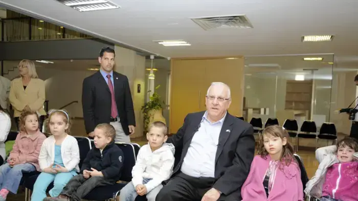 רובי ריבלין מסייר עם ילדים בכנסת רובי ריבלין מסייר עם ילדים בכנסת