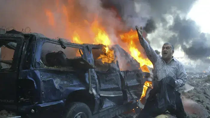 אדם זועק לעזרה סמוך לרכבו של ראש ממשלת לבנון רפיק אל חרירי שנרצח באמצעות מכונית תופת בביירות - פברואר 2005- אדם זועק לעזרה סמוך לרכבו של ראש ממשלת לבנון רפיק אל חרירי שנרצח באמצעות מכונית תופת בביירות - פברואר 2005-