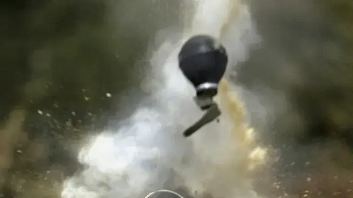 שוטר משמר הגבול יורה רימון גז מדמיע על מפגינים פלסטינים במהלך הפגנה נגד בניית גדר ההפרדה - יוני 2004 שוטר משמר הגבול יורה רימון גז מדמיע על מפגינים פלסטינים במהלך הפגנה נגד בניית גדר ההפרדה - יוני 2004