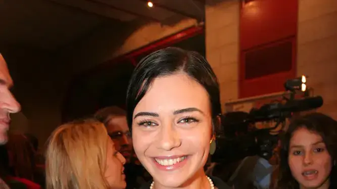 מקבלת ליווי איכותי. נינט טייב מקבלת ליווי איכותי. נינט טייב