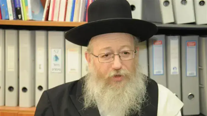 יעקב ליצמן מתחסן נגד שפעת החזירים ינואר 2010 יעקב ליצמן מתחסן נגד שפעת החזירים ינואר 2010