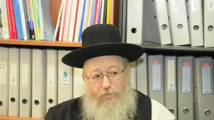 יעקב ליצמן מתחסן נגד שפעת החזירים ינואר 2010 יעקב ליצמן מתחסן נגד שפעת החזירים ינואר 2010