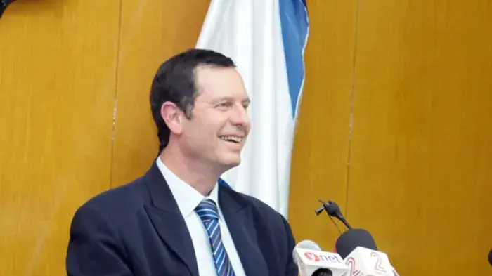 אופיר פינס מודיע על התפטרותו מהכנסת ינואר 2010 אופיר פינס מודיע על התפטרותו מהכנסת ינואר 2010