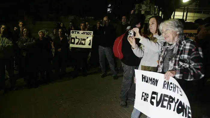 עצרת מחאה נגד מעצרים של פליטים ועובדים זרים על ידי יחידת עוז בזמן תפילה ופולחן דתי, תל אביב ינואר 2010 עצרת מחאה נגד מעצרים של פליטים ועובדים זרים על ידי יחידת עוז בזמן תפילה ופולחן דתי, תל אביב ינואר 2010