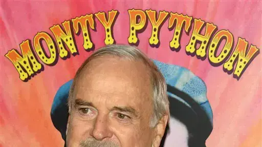 אגדה עוד בחייו. ג'ון קליז אגדה עוד בחייו. ג'ון קליז