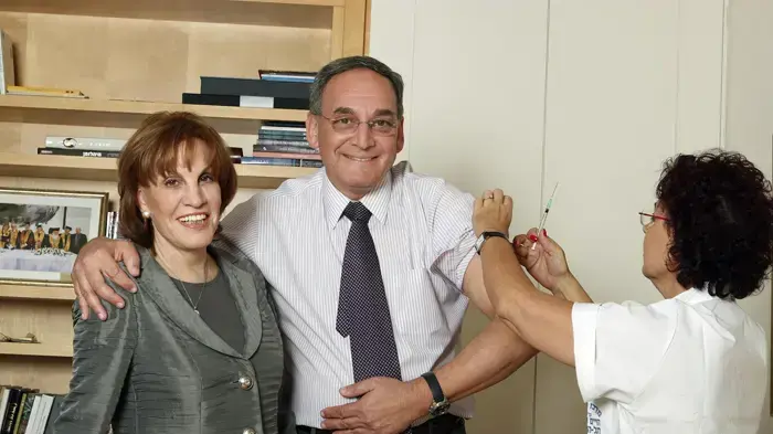 מנכ"ל בנק לאומי גליה מאור ומנהל המרכב הרפואי פרופ' זאב רוטשטיין מתחסנים נגד שפעת החזירים מנכ"ל בנק לאומי גליה מאור ומנהל המרכב הרפואי פרופ' זאב רוטשטיין מתחסנים נגד שפעת החזירים