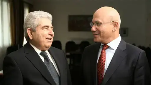 נשיא קפריסין דמיטריס כריסטופיאס משמאל ומנהיג קפריסין הטורקית מהמט עלי טלעת מימין נשיא קפריסין דמיטריס כריסטופיאס משמאל ומנהיג קפריסין הטורקית מהמט עלי טלעת מימין