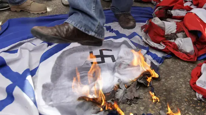 שריפת דגל ישראל בהפגנות בלבנון נגד החומה המצרית בעזה