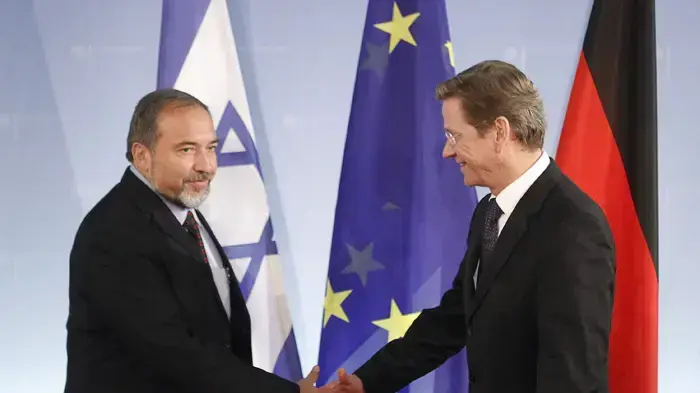 שר החוץ אביגדור ליברמן לוחץ ידיים עם שר החוץ הגרמני גידו וסטרוולה שר החוץ אביגדור ליברמן לוחץ ידיים עם שר החוץ הגרמני גידו וסטרוולה