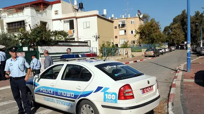 שוטרים שומרים על הסדר מחוץ לבית החולים אברבנאל שוטרים שומרים על הסדר מחוץ לבית החולים אברבנאל