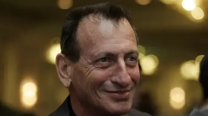רון חולדאי נואם בכנס הוקרה לנכי חיל השריון, תל אביב ינואר 2010 רון חולדאי נואם בכנס הוקרה לנכי חיל השריון, תל אביב ינואר 2010