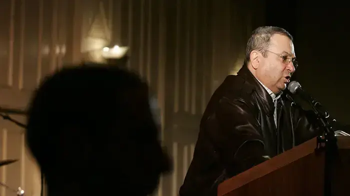אהוד ברק נואם בערב הוקרה לנכי חיל השריון, ינואר 2010 אהוד ברק נואם בערב הוקרה לנכי חיל השריון, ינואר 2010