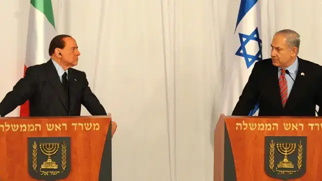 סילביו ברלסוקוני ובנימין נתניהו במסיבת עיתונאים משותפת פברואר 2010 סילביו ברלסוקוני ובנימין נתניהו במסיבת עיתונאים משותפת פברואר 2010