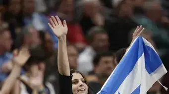אוהדת סקרמנטו קינגס מניפה דגל ישראל אוהדת סקרמנטו קינגס מניפה דגל ישראל