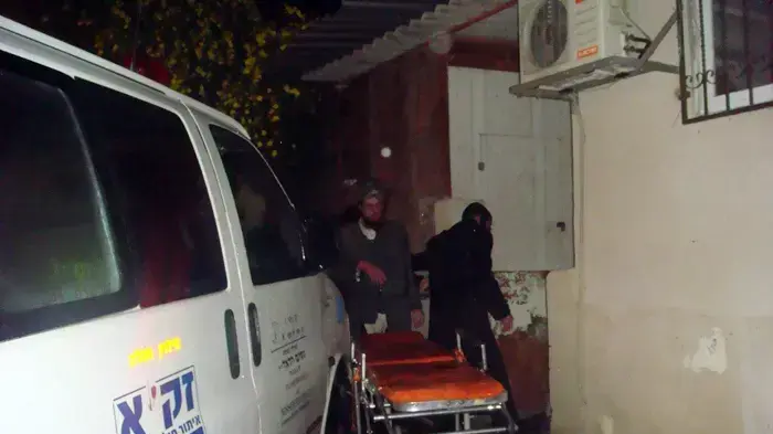 הוצאת גופת האישה ממסתור לאחר שנלקחה על ידי חרדים שלא הסכימו לתת לזק"א לפנות אותה- ינואר 2010 הוצאת גופת האישה ממסתור לאחר שנלקחה על ידי חרדים שלא הסכימו לתת לזק"א לפנות אותה- ינואר 2010