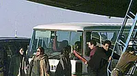 חטופים בדרך הביתה מהמטוס ההודי חטופים בדרך הביתה מהמטוס ההודי