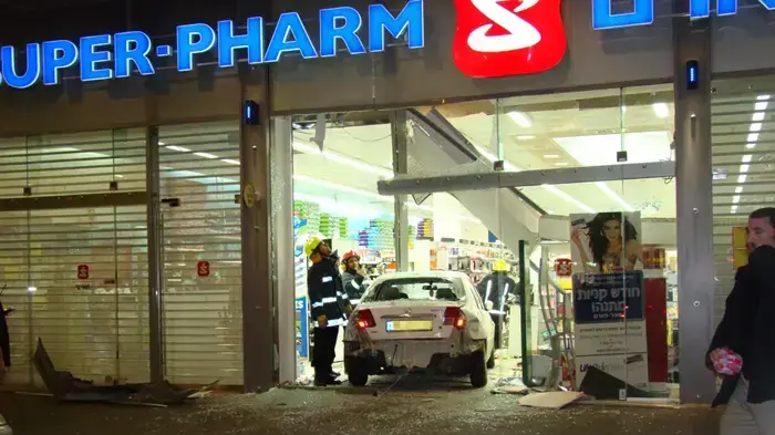 נהגת נכנסה עם מכוניתה לסניף סופר-פארם בכפר סבא נהגת נכנסה עם מכוניתה לסניף סופר-פארם בכפר סבא
