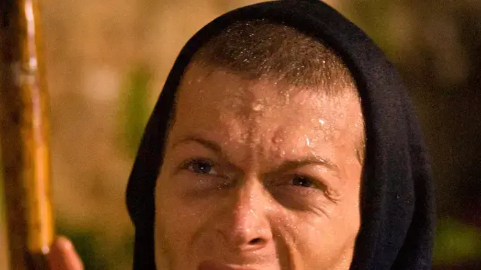 לא שומעים אותו. עפר שכטר ב"פובידיליה"