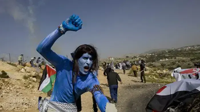 מפגינים מחופשים לדמויות מאווטאר בניעלין מפגינים מחופשים לדמויות מאווטאר בניעלין