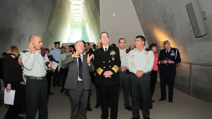ראש המטות המשולבים של ארצות הברית מייקל מאלן מבקר ביד ושם- פברואר 2010 ראש המטות המשולבים של ארצות הברית מייקל מאלן מבקר ביד ושם- פברואר 2010