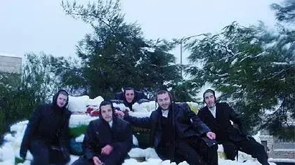 חרדים בשלג של ירושלים (תמי קרמר)